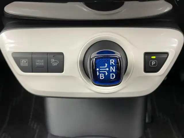 トヨタ プリウス E 千葉県 2017(平29)年 6.8万km シルバーM 純正ナビ/・NSCD-W66/・CD/BT/ワンセグ/バックカメラ/レーダークルーズコントロール/ビルトインETC/LDA/スペアキー/LEDヘッドライト/オートライト