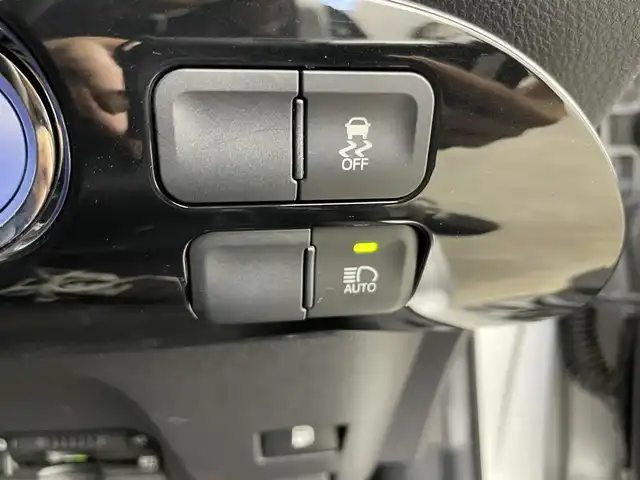 トヨタ プリウス E 千葉県 2017(平29)年 6.8万km シルバーM 純正ナビ/・NSCD-W66/・CD/BT/ワンセグ/バックカメラ/レーダークルーズコントロール/ビルトインETC/LDA/スペアキー/LEDヘッドライト/オートライト