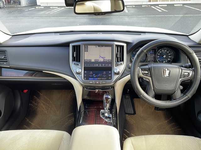 トヨタ クラウン ハイブリッド ロイヤルサルーン 岩手県 2015(平27)年 14万km ホワイトパールクリスタルシャイン 純正ナビ(CD/DVD/ラジオ/AUX/USB/SD/BT)/フルセグテレビ/バックカメラ/前席シートヒーター/前席パワーシート/ハンドルヒーター/ビルトインETC/クルーズコントロール/スマートキー/プッシュスタート/ステアリングスイッチ/前方ドライブレコーダー(VREC-DZ300)/社外17inアルミホイール/純正AW付冬タイヤ積込/純正フロアマット/LEDヘッドライト/フォグランプ/取説＆保証書