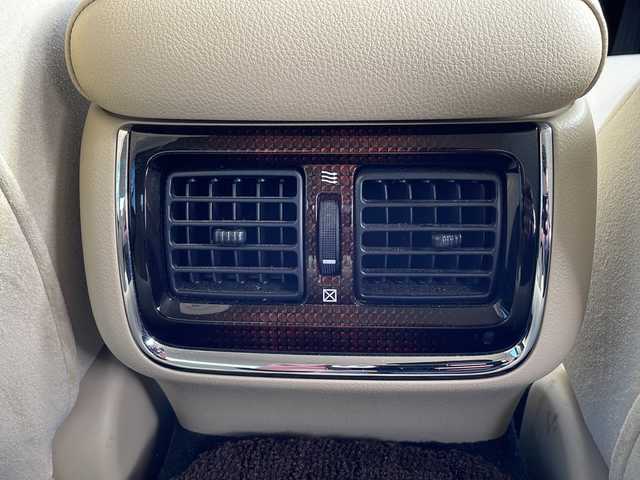 トヨタ クラウン ハイブリッド ロイヤルサルーン 岩手県 2015(平27)年 14万km ホワイトパールクリスタルシャイン 純正ナビ(CD/DVD/ラジオ/AUX/USB/SD/BT)/フルセグテレビ/バックカメラ/前席シートヒーター/前席パワーシート/ハンドルヒーター/ビルトインETC/クルーズコントロール/スマートキー/プッシュスタート/ステアリングスイッチ/前方ドライブレコーダー(VREC-DZ300)/社外17inアルミホイール/純正AW付冬タイヤ積込/純正フロアマット/LEDヘッドライト/フォグランプ/取説＆保証書