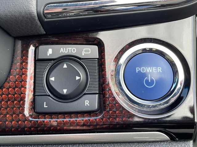 トヨタ クラウン ハイブリッド ロイヤルサルーン 岩手県 2015(平27)年 14万km ホワイトパールクリスタルシャイン 純正ナビ(CD/DVD/ラジオ/AUX/USB/SD/BT)/フルセグテレビ/バックカメラ/前席シートヒーター/前席パワーシート/ハンドルヒーター/ビルトインETC/クルーズコントロール/スマートキー/プッシュスタート/ステアリングスイッチ/前方ドライブレコーダー(VREC-DZ300)/社外17inアルミホイール/純正AW付冬タイヤ積込/純正フロアマット/LEDヘッドライト/フォグランプ/取説＆保証書