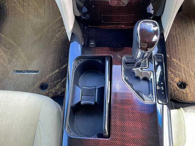 トヨタ クラウン ハイブリッド ロイヤルサルーン 岩手県 2015(平27)年 14万km ホワイトパールクリスタルシャイン 純正ナビ(CD/DVD/ラジオ/AUX/USB/SD/BT)/フルセグテレビ/バックカメラ/前席シートヒーター/前席パワーシート/ハンドルヒーター/ビルトインETC/クルーズコントロール/スマートキー/プッシュスタート/ステアリングスイッチ/前方ドライブレコーダー(VREC-DZ300)/社外17inアルミホイール/純正AW付冬タイヤ積込/純正フロアマット/LEDヘッドライト/フォグランプ/取説＆保証書