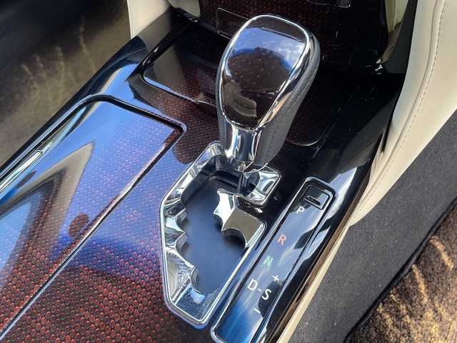 トヨタ クラウン ハイブリッド ロイヤルサルーン 岩手県 2015(平27)年 14万km ホワイトパールクリスタルシャイン 純正ナビ(CD/DVD/ラジオ/AUX/USB/SD/BT)/フルセグテレビ/バックカメラ/前席シートヒーター/前席パワーシート/ハンドルヒーター/ビルトインETC/クルーズコントロール/スマートキー/プッシュスタート/ステアリングスイッチ/前方ドライブレコーダー(VREC-DZ300)/社外17inアルミホイール/純正AW付冬タイヤ積込/純正フロアマット/LEDヘッドライト/フォグランプ/取説＆保証書