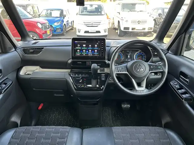 三菱 デリカミニ T プレミアム 大分県 2024(令6)年 2.9万km 緑 〇ワンオーナー/〇ハーフレザーシート/〇純正メモリーナビ（MM223D-LM）/　ラジオ・BT・USB/〇全方位カメラ/〇ETC/〇純正LEDヘッドライト/〇純正フォグランプ/〇スマートキー/〇エンジンプッシュスタート/〇パドルシフト/〇ACC/〇LKA/〇MI-PILOT/〇両側パワースライドドア/〇ルーフレール/〇アイドリングストップ/〇ステアリングヒーター/〇ステアリングスイッチ/〇フロアマット/〇ドアバイザー/〇プライバシーガラス/〇前後ドライブレコーダー/〇ウインカーミラー/〇保証書/〇取扱説明書/〇スペアキー