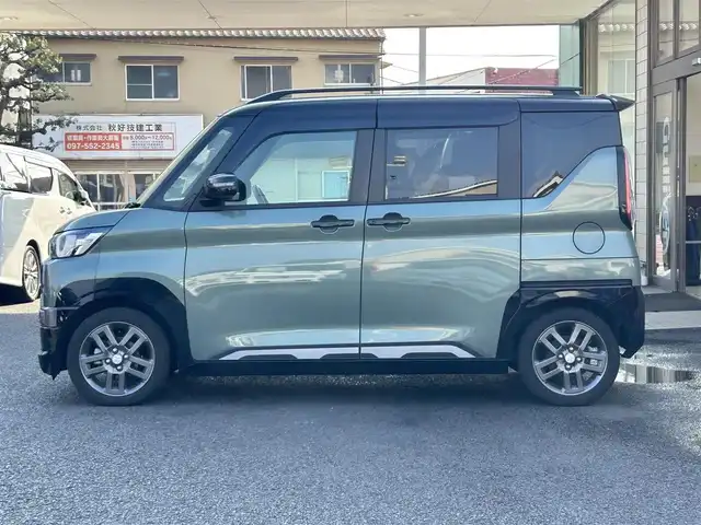 三菱 デリカミニ T プレミアム 大分県 2024(令6)年 2.9万km 緑 〇ワンオーナー/〇ハーフレザーシート/〇純正メモリーナビ（MM223D-LM）/　ラジオ・BT・USB/〇全方位カメラ/〇ETC/〇純正LEDヘッドライト/〇純正フォグランプ/〇スマートキー/〇エンジンプッシュスタート/〇パドルシフト/〇ACC/〇LKA/〇MI-PILOT/〇両側パワースライドドア/〇ルーフレール/〇アイドリングストップ/〇ステアリングヒーター/〇ステアリングスイッチ/〇フロアマット/〇ドアバイザー/〇プライバシーガラス/〇前後ドライブレコーダー/〇ウインカーミラー/〇保証書/〇取扱説明書/〇スペアキー