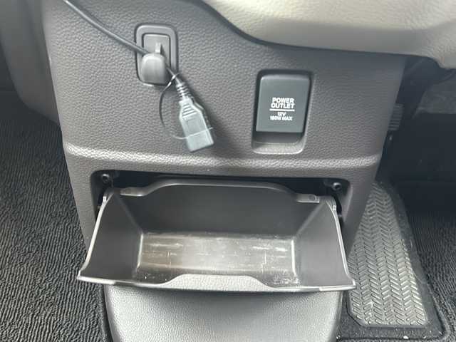 ホンダ Ｎ ＢＯＸ G L ホンダセンシング 福岡県 2017(平29)年 4.4万km プレミアムホワイトパールⅡ 社外7インチSDナビ【MDV-D404BT】【AM/FM/CD/DVD/Bluetooth/フルセグTV】/バックカメラ/前後ドライブレコーダー【DC-DR652】/ビルトインETC/USB充電ポート×2/ホンダセンシング/・衝突軽減ブレーキ/・誤発進抑制機能/・後方誤発進抑制機能/・歩行者事故低減ステアリング/・アダプティブクルーズコントロール/・路外逸脱抑制機能/・先行車発進お知らせ機能/・標識認識機能/両側電動パワースライドドア/純正フロアマット/電格ウィンカーミラー/ドアバイザー/横滑り防止装置/盗難防止装置/保証書/取扱説明書/スペアキー×1