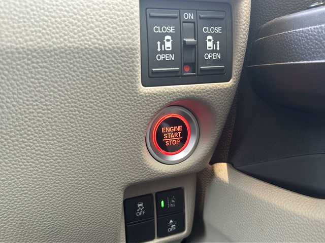 ホンダ Ｎ ＢＯＸ G L ホンダセンシング 福岡県 2017(平29)年 4.4万km プレミアムホワイトパールⅡ 社外7インチSDナビ【MDV-D404BT】【AM/FM/CD/DVD/Bluetooth/フルセグTV】/バックカメラ/前後ドライブレコーダー【DC-DR652】/ビルトインETC/USB充電ポート×2/ホンダセンシング/・衝突軽減ブレーキ/・誤発進抑制機能/・後方誤発進抑制機能/・歩行者事故低減ステアリング/・アダプティブクルーズコントロール/・路外逸脱抑制機能/・先行車発進お知らせ機能/・標識認識機能/両側電動パワースライドドア/純正フロアマット/電格ウィンカーミラー/ドアバイザー/横滑り防止装置/盗難防止装置/保証書/取扱説明書/スペアキー×1