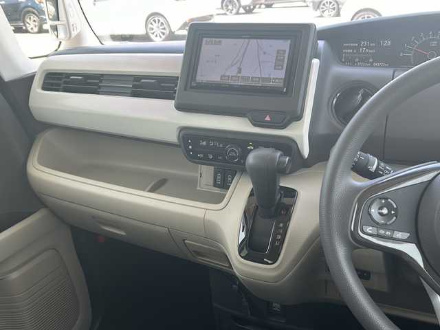 ホンダ Ｎ ＢＯＸ G L ホンダセンシング 福岡県 2017(平29)年 4.4万km プレミアムホワイトパールⅡ 社外7インチSDナビ【MDV-D404BT】【AM/FM/CD/DVD/Bluetooth/フルセグTV】/バックカメラ/前後ドライブレコーダー【DC-DR652】/ビルトインETC/USB充電ポート×2/ホンダセンシング/・衝突軽減ブレーキ/・誤発進抑制機能/・後方誤発進抑制機能/・歩行者事故低減ステアリング/・アダプティブクルーズコントロール/・路外逸脱抑制機能/・先行車発進お知らせ機能/・標識認識機能/両側電動パワースライドドア/純正フロアマット/電格ウィンカーミラー/ドアバイザー/横滑り防止装置/盗難防止装置/保証書/取扱説明書/スペアキー×1