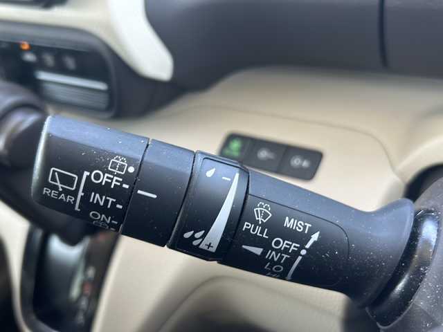 ホンダ Ｎ ＢＯＸ G L ホンダセンシング 福岡県 2017(平29)年 4.4万km プレミアムホワイトパールⅡ 社外7インチSDナビ【MDV-D404BT】【AM/FM/CD/DVD/Bluetooth/フルセグTV】/バックカメラ/前後ドライブレコーダー【DC-DR652】/ビルトインETC/USB充電ポート×2/ホンダセンシング/・衝突軽減ブレーキ/・誤発進抑制機能/・後方誤発進抑制機能/・歩行者事故低減ステアリング/・アダプティブクルーズコントロール/・路外逸脱抑制機能/・先行車発進お知らせ機能/・標識認識機能/両側電動パワースライドドア/純正フロアマット/電格ウィンカーミラー/ドアバイザー/横滑り防止装置/盗難防止装置/保証書/取扱説明書/スペアキー×1
