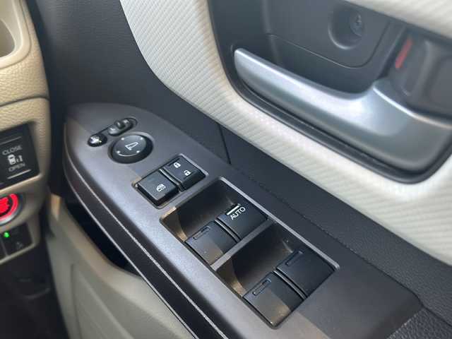 ホンダ Ｎ ＢＯＸ G L ホンダセンシング 福岡県 2017(平29)年 4.4万km プレミアムホワイトパールⅡ 社外7インチSDナビ【MDV-D404BT】【AM/FM/CD/DVD/Bluetooth/フルセグTV】/バックカメラ/前後ドライブレコーダー【DC-DR652】/ビルトインETC/USB充電ポート×2/ホンダセンシング/・衝突軽減ブレーキ/・誤発進抑制機能/・後方誤発進抑制機能/・歩行者事故低減ステアリング/・アダプティブクルーズコントロール/・路外逸脱抑制機能/・先行車発進お知らせ機能/・標識認識機能/両側電動パワースライドドア/純正フロアマット/電格ウィンカーミラー/ドアバイザー/横滑り防止装置/盗難防止装置/保証書/取扱説明書/スペアキー×1