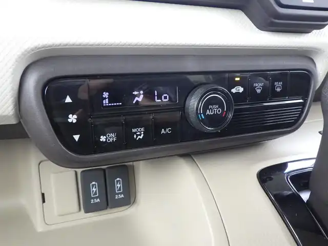 ホンダ Ｎ ＢＯＸ G L ホンダセンシング 千葉県 2017(平29)年 4.4万km プレミアムホワイトパールⅡ 社外7インチSDナビ【MDV-D404BT】【AM/FM/CD/DVD/Bluetooth/フルセグTV】/バックカメラ/前後ドライブレコーダー【DC-DR652】/ビルトインETC/USB充電ポート×2/ホンダセンシング/・衝突軽減ブレーキ/・誤発進抑制機能/・後方誤発進抑制機能/・歩行者事故低減ステアリング/・アダプティブクルーズコントロール/・路外逸脱抑制機能/・先行車発進お知らせ機能/・標識認識機能/両側電動パワースライドドア/純正フロアマット/電格ウィンカーミラー/ドアバイザー/横滑り防止装置/盗難防止装置/保証書/取扱説明書/スペアキー×1