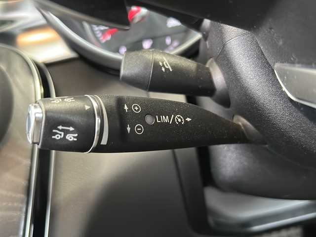 メルセデス・ベンツ Ｃ２００ アバンギャルド AMGライン 愛媛県 2016(平28)年 6.5万km 白 登録時走行距離64719km/純正ナビ/ビルトインETC/バックカメラ/フルセグTV/Bluetooth接続/CD、DVD再生/クルーズコントロール/レザーシート/D席パワーシート/前席シートヒーター/前後ドライブレコーダー/パドルシフト/ステアリングアシスト/オートライト/純正18インチアルミホイール