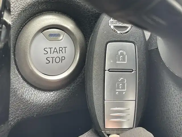 日産 ノート e－パワー X 東京都 2019(令1)年 8.1万km スーパーブラック 純正ナビ/バックモニター/エマージェンシーブレーキ/車線逸脱警報/ソナー/クルーズコントロール/ETC/車両接近警報装置/横滑り防止措置/スマートキー/オートエアコン/Pスタート/オートライト