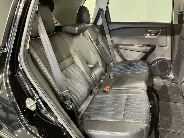日産 エクストレイル オーテック e-4ORCE アドバンスドPKG 愛知県 2023(令5)年 0.7万km ダイヤモンドブラック 純正１２．３インチナビ　/(Bluetooth/フルセグTV/AM/FM/Carplay/USB)/アラウンドビューモニター/プロパイロット/プロパイロットパーキング　/ビルトインＥＴＣ２．０　/黒レザーシート　/デジタルインナーミラー　/ワイヤレス充電　/電動バックドア　/ブラインドスポットモニター（ＢＳＷ）　/ＡＣ１００Ｖ　/シートヒーター/ステアリングヒーター　/電動パワーシート/ヘッドアップディスプレイ/ドライブレコーダー/ルーフレール