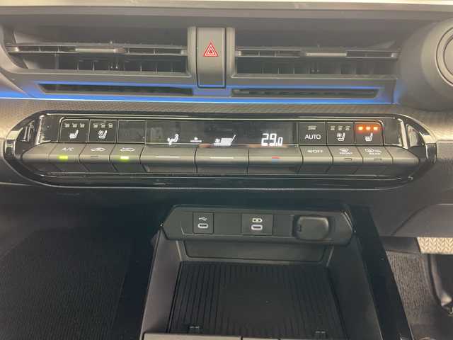 トヨタ プリウス Z 道央・札幌 2023(令5)年 1.6万km プラチナホワイトパールマイカ ・4WD/・寒冷地仕様/・ガラスルーフ/・純正ディスプレイオーディオ/・ナビ&BT&Miracast&フルセグTV/・全方位カメラ/・パワーバックドア/・デジタルインナーミラー/・トヨタセーフティセンス/・レーダークルーズコントロール/・ブラインドスポットモニター/・レザーシート/・D席メモリ機能付パワーシート/・前席シートヒーター&ベンチレーション/・ステアリングヒーター/・置くだけ充電/・AC100V/・ビルトインETC2.0/・クリアランスソナー/・LEDヘッドライト/・オートライト/・オートマチックハイビーム/・スマートキー/・モデリスタ19インチAW