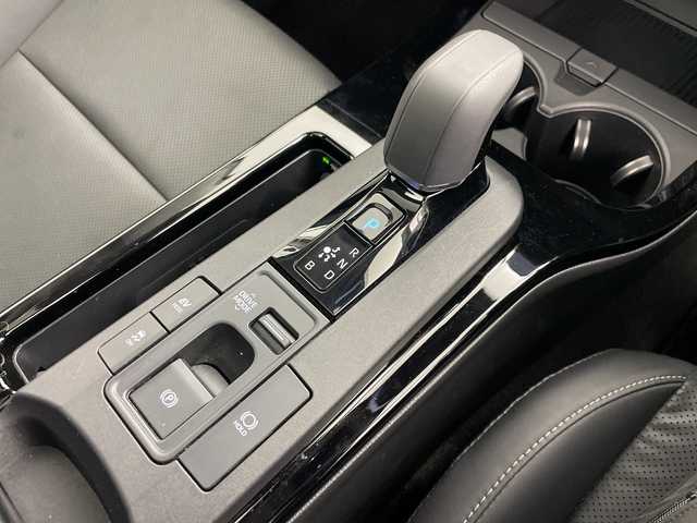 トヨタ プリウス Z 道央・札幌 2023(令5)年 1.6万km プラチナホワイトパールマイカ ・4WD/・寒冷地仕様/・ガラスルーフ/・純正ディスプレイオーディオ/・ナビ&BT&Miracast&フルセグTV/・全方位カメラ/・パワーバックドア/・デジタルインナーミラー/・トヨタセーフティセンス/・レーダークルーズコントロール/・ブラインドスポットモニター/・レザーシート/・D席メモリ機能付パワーシート/・前席シートヒーター&ベンチレーション/・ステアリングヒーター/・置くだけ充電/・AC100V/・ビルトインETC2.0/・クリアランスソナー/・LEDヘッドライト/・オートライト/・オートマチックハイビーム/・スマートキー/・モデリスタ19インチAW