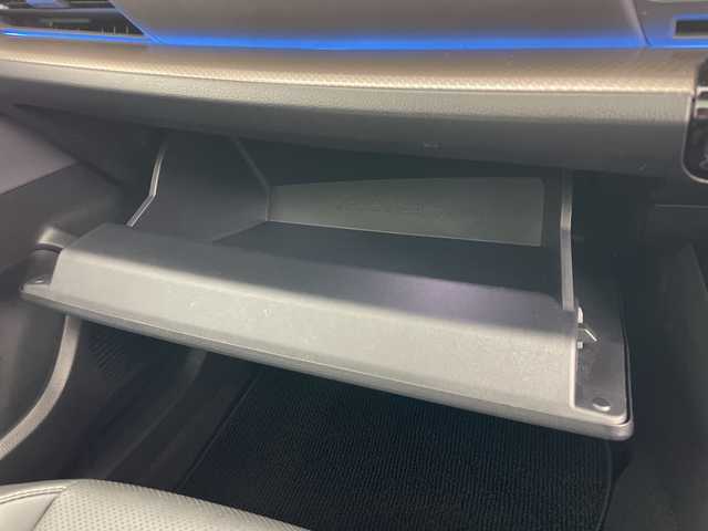 トヨタ プリウス Z 道央・札幌 2023(令5)年 1.6万km プラチナホワイトパールマイカ ・4WD/・寒冷地仕様/・ガラスルーフ/・純正ディスプレイオーディオ/・ナビ&BT&Miracast&フルセグTV/・全方位カメラ/・パワーバックドア/・デジタルインナーミラー/・トヨタセーフティセンス/・レーダークルーズコントロール/・ブラインドスポットモニター/・レザーシート/・D席メモリ機能付パワーシート/・前席シートヒーター&ベンチレーション/・ステアリングヒーター/・置くだけ充電/・AC100V/・ビルトインETC2.0/・クリアランスソナー/・LEDヘッドライト/・オートライト/・オートマチックハイビーム/・スマートキー/・モデリスタ19インチAW