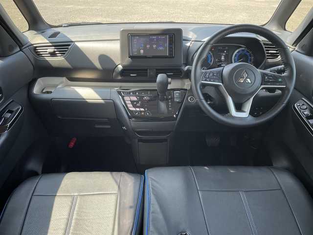 三菱 デリカミニ T プレミアム 熊本県 2024(令6)年 0.7万km アメジストブラック/レッドM 社外ナビ（NDV-D710)/BT/CD/DVD/USB/AM/FM/バックカメラ/全方位カメラ/デジタルルームミラー/両側パワースライドドア/ビルトインETC/前方ドラレコ/本革巻きステアリング/・ステアリングリモコン/・ステアリングヒーター/・パドルシフト/ハーフレザーシート/・D/Nシートヒーター/・シートカバー/ヒルディセントコントロール/e-Assist/・衝突軽減ブレーキ/・踏み間違い防止アシスト/・車線逸脱防止支援機能/・ふらつき警報/・前方衝突予測機能/・標識認識システム/・先行車発進通知/マイパイロット/・レーダークルーズコントロール/・車線維持支援機能/電子パーキングブレーキ/オートブレーキホールド/パーキングセンサー/後席サーキュレーター/・プラズマクラスター/ロールサンシェード/プッシュスタート/スマートキー/電動格納ミラー/・ミラーウィンカー/純正ドアバイザー/社外フロアマット/LEDヘッドライト/・LEDフォグライト