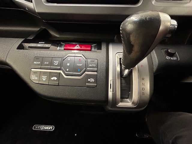 ホンダ ステップワゴン スパーダ Z クールスピリット 静岡県 2012(平24)年 10.4万km ホワイトオーキッドパール (株)IDOMが運営する【じしゃロン浜松店】の自社ローン専用車両になりますこちらは現金またはオートローンご利用時の価格です。自社ローンご希望の方は別途その旨お申付け下さい/HDDナビ/フルセグテレビ/バックカメラ/フリップダウンモニター/クルーズコントロール/両側パワースライドドア/HID/オートライト/ETC/電動格納ミラー/アイドリングストップ/ウィンカーミラー/ドアバイザー/社外アルミホイール