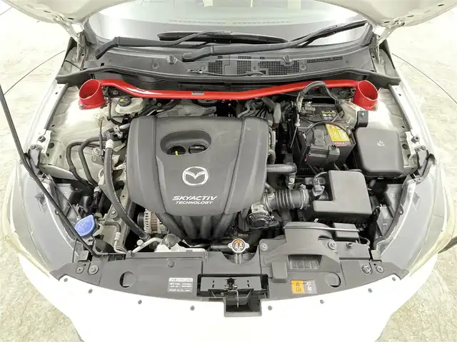 マツダ デミオ 13S Lパッケージ 千葉県 2015(平27)年 1.5万km スノーフレイクホワイトパールマイカ 純正メモリナビ/　CD/DVD/BT/フルセグTV/衝突軽減ブレーキ/レーンキープアシスト/ブラインドスポットモニター/ヘッドアップディスプレイ/ETC/バックカメラ/プッシュスタート&スマートキー/ステアリングスイッチ/革巻きステアリング/HIDヘッドライト/フォグライト/エンケイ17インチアルミホイール