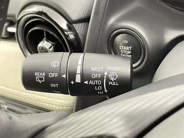 マツダ デミオ 13S Lパッケージ 千葉県 2015(平27)年 1.5万km スノーフレイクホワイトパールマイカ 純正メモリナビ/　CD/DVD/BT/フルセグTV/衝突軽減ブレーキ/レーンキープアシスト/ブラインドスポットモニター/ヘッドアップディスプレイ/ETC/バックカメラ/プッシュスタート&スマートキー/ステアリングスイッチ/革巻きステアリング/HIDヘッドライト/フォグライト/エンケイ17インチアルミホイール