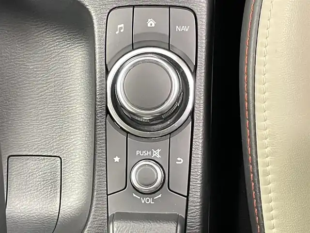 マツダ デミオ 13S Lパッケージ 千葉県 2015(平27)年 1.5万km スノーフレイクホワイトパールマイカ 純正メモリナビ/　CD/DVD/BT/フルセグTV/衝突軽減ブレーキ/レーンキープアシスト/ブラインドスポットモニター/ヘッドアップディスプレイ/ETC/バックカメラ/プッシュスタート&スマートキー/ステアリングスイッチ/革巻きステアリング/HIDヘッドライト/フォグライト/エンケイ17インチアルミホイール