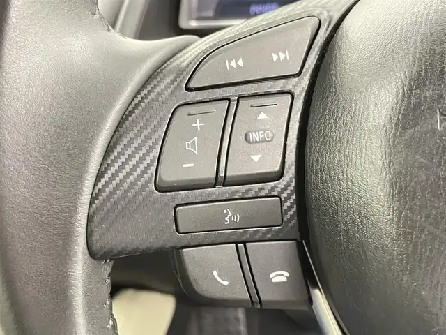 マツダ デミオ 13S Lパッケージ 千葉県 2015(平27)年 1.5万km スノーフレイクホワイトパールマイカ 純正メモリナビ/　CD/DVD/BT/フルセグTV/衝突軽減ブレーキ/レーンキープアシスト/ブラインドスポットモニター/ヘッドアップディスプレイ/ETC/バックカメラ/プッシュスタート&スマートキー/ステアリングスイッチ/革巻きステアリング/HIDヘッドライト/フォグライト/エンケイ17インチアルミホイール