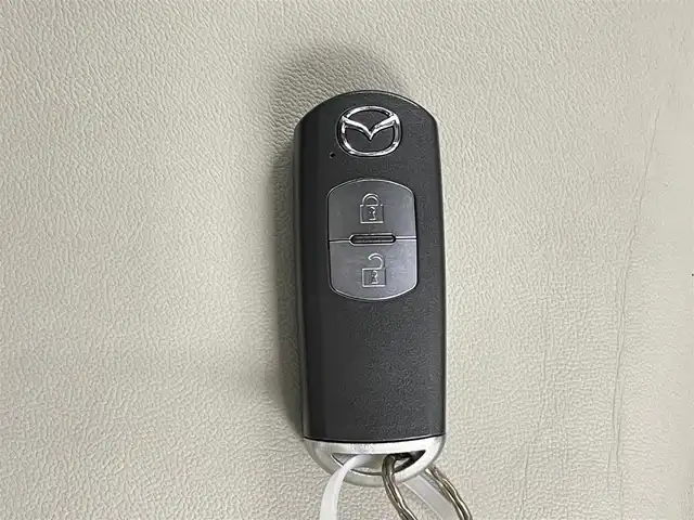 マツダ デミオ 13S Lパッケージ 千葉県 2015(平27)年 1.5万km スノーフレイクホワイトパールマイカ 純正メモリナビ/　CD/DVD/BT/フルセグTV/衝突軽減ブレーキ/レーンキープアシスト/ブラインドスポットモニター/ヘッドアップディスプレイ/ETC/バックカメラ/プッシュスタート&スマートキー/ステアリングスイッチ/革巻きステアリング/HIDヘッドライト/フォグライト/エンケイ17インチアルミホイール