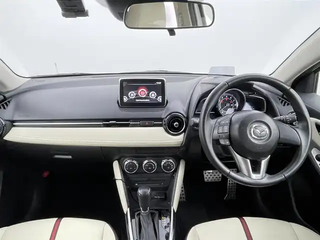 マツダ デミオ 13S Lパッケージ 千葉県 2015(平27)年 1.5万km スノーフレイクホワイトパールマイカ 純正メモリナビ/　CD/DVD/BT/フルセグTV/衝突軽減ブレーキ/レーンキープアシスト/ブラインドスポットモニター/ヘッドアップディスプレイ/ETC/バックカメラ/プッシュスタート&スマートキー/ステアリングスイッチ/革巻きステアリング/HIDヘッドライト/フォグライト/エンケイ17インチアルミホイール