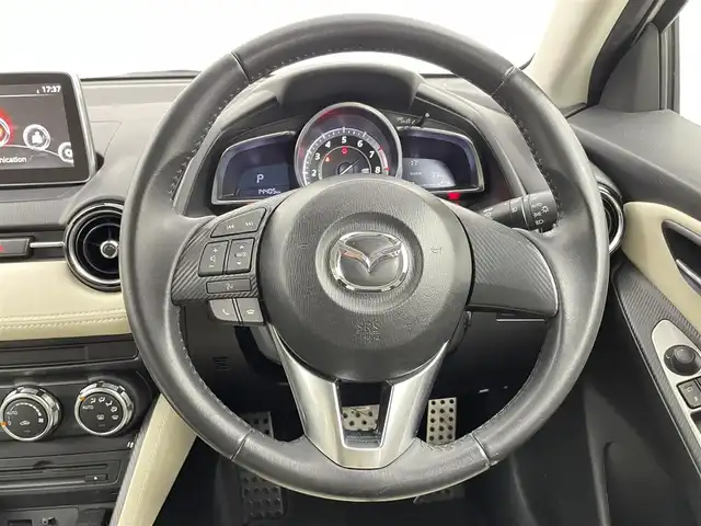 マツダ デミオ 13S Lパッケージ 千葉県 2015(平27)年 1.5万km スノーフレイクホワイトパールマイカ 純正メモリナビ/　CD/DVD/BT/フルセグTV/衝突軽減ブレーキ/レーンキープアシスト/ブラインドスポットモニター/ヘッドアップディスプレイ/ETC/バックカメラ/プッシュスタート&スマートキー/ステアリングスイッチ/革巻きステアリング/HIDヘッドライト/フォグライト/エンケイ17インチアルミホイール