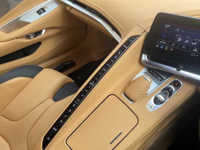 シボレー シボレー コルベット コンバーチブル 鳥取県 2022(令4)年 0.3万km パールⅡ 法人ワンオーナー/ヤナセディーラー車/７０th記念モデル/スマートキーx2個/記録簿R7/11R6/12R5/12/リトラクタブルハードトップ/BOSE14スピーカーサウンド/コンペディションタンレザーシート/アルカンターラインテリアトリムルーフ/フロントリフター/ブレンボレッドキャリパー/5スポーク鍛造AW（F19R20)/パイロットスポーツ４S/カーボンフラッシュリアスポイラー・ミラー/クウォッドエキゾースト（バルブ切替）/カラーヘッドアップディスプレイ/12インチディスプレイナビ/フルセグ・Bluetooth/フロント・リアカメラ/ワイヤレス充電/シートヒーターベンチレーション/8ウェイパワーシート/ステアリングヒーター/社外GPSレーダー/社外360ドライブレコーダー/プリクラッシュセーフティ/ブラインドスポット/レーンデパーチャー/リアソナー/オートハイビーム/LEDヘッドライト/ETCユニット/保証書・取説