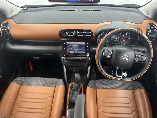 シトロエン シトロエン Ｃ３ エアクロス キュイール 熊本県 2021(令3)年 3.3万km サーブル ワンオーナー　/禁煙車　/純正ディスプレイオーディオ（ＡｐｐｌＣａｒＰｌａｙ・ＡｎｄｒｏｉｄＡｕｔｏ・ＢＴ・ＵＳＢ）/バックカメラ/社外前後ドライブレコーダー　/ＥＴＣ　/前後クリアランスソナー　/クルーズコントロール/衝突軽減ブレーキ/レーンキープアシスト/ブラインドスポットモニター/横滑り防止/ハーフレザーシート/社外フロアマット/純正16インチAW/オートライト/LEDヘッドライト/フォグライト/スマートキー/プッシュスタート/スペアキー1本/保証書/取扱説明書