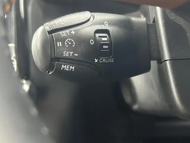 シトロエン シトロエン Ｃ３ エアクロス キュイール 熊本県 2021(令3)年 3.3万km サーブル ワンオーナー　/禁煙車　/純正ディスプレイオーディオ（ＡｐｐｌＣａｒＰｌａｙ・ＡｎｄｒｏｉｄＡｕｔｏ・ＢＴ・ＵＳＢ）/バックカメラ/社外前後ドライブレコーダー　/ＥＴＣ　/前後クリアランスソナー　/クルーズコントロール/衝突軽減ブレーキ/レーンキープアシスト/ブラインドスポットモニター/横滑り防止/ハーフレザーシート/社外フロアマット/純正16インチAW/オートライト/LEDヘッドライト/フォグライト/スマートキー/プッシュスタート/スペアキー1本/保証書/取扱説明書