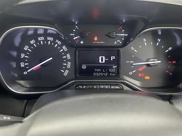 シトロエン シトロエン Ｃ３ エアクロス キュイール 熊本県 2021(令3)年 3.3万km サーブル ワンオーナー　/禁煙車　/純正ディスプレイオーディオ（ＡｐｐｌＣａｒＰｌａｙ・ＡｎｄｒｏｉｄＡｕｔｏ・ＢＴ・ＵＳＢ）/バックカメラ/社外前後ドライブレコーダー　/ＥＴＣ　/前後クリアランスソナー　/クルーズコントロール/衝突軽減ブレーキ/レーンキープアシスト/ブラインドスポットモニター/横滑り防止/ハーフレザーシート/社外フロアマット/純正16インチAW/オートライト/LEDヘッドライト/フォグライト/スマートキー/プッシュスタート/スペアキー1本/保証書/取扱説明書