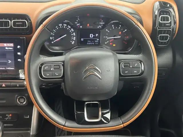 シトロエン シトロエン Ｃ３ エアクロス キュイール 熊本県 2021(令3)年 3.3万km サーブル ワンオーナー　/禁煙車　/純正ディスプレイオーディオ（ＡｐｐｌＣａｒＰｌａｙ・ＡｎｄｒｏｉｄＡｕｔｏ・ＢＴ・ＵＳＢ）/バックカメラ/社外前後ドライブレコーダー　/ＥＴＣ　/前後クリアランスソナー　/クルーズコントロール/衝突軽減ブレーキ/レーンキープアシスト/ブラインドスポットモニター/横滑り防止/ハーフレザーシート/社外フロアマット/純正16インチAW/オートライト/LEDヘッドライト/フォグライト/スマートキー/プッシュスタート/スペアキー1本/保証書/取扱説明書