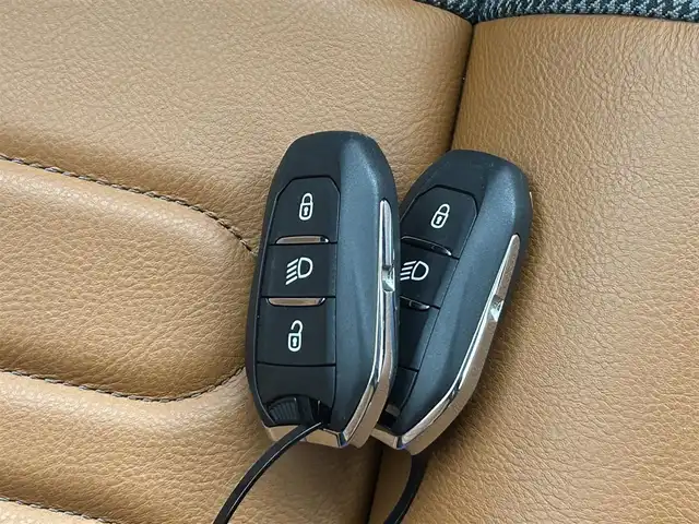 シトロエン シトロエン Ｃ３ エアクロス キュイール 熊本県 2021(令3)年 3.3万km サーブル ワンオーナー　/禁煙車　/純正ディスプレイオーディオ（ＡｐｐｌＣａｒＰｌａｙ・ＡｎｄｒｏｉｄＡｕｔｏ・ＢＴ・ＵＳＢ）/バックカメラ/社外前後ドライブレコーダー　/ＥＴＣ　/前後クリアランスソナー　/クルーズコントロール/衝突軽減ブレーキ/レーンキープアシスト/ブラインドスポットモニター/横滑り防止/ハーフレザーシート/社外フロアマット/純正16インチAW/オートライト/LEDヘッドライト/フォグライト/スマートキー/プッシュスタート/スペアキー1本/保証書/取扱説明書