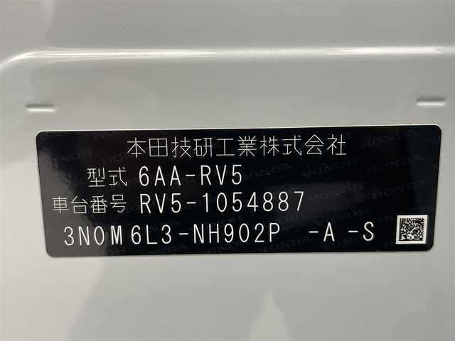 ホンダ ヴェゼル ハイブリッド e:HEV Z 熊本県 2022(令4)年 0.6万km プレミアムサンライトホワイトパール 禁煙車　/純正9インチナビ（ＡｐｐｌＣａｒＰｌａｙ・ＡｎｄｒｏｉｄＡｕｔｏ・フルセグ・ＢＴ・ＵＳＢ）/純正前後ドライブレコーダー　/バックカメラ　/ビルトインＥＴＣ２．０　/前後クリアランスソナー　/ホンダセンシング/・衝突軽減ブレーキ/・前方後方誤発進抑制機能/・近距離衝突軽減ブレーキ/・歩行者事故低減ステアリング/・路外逸脱抑制機能/・渋滞追従機能付きアダブティブクルーズコントロール/・車線維持支援システム/・先行車発進お知らせ/・標識認識システム/・オートハイビーム/・ブラインドスポットモニター/横滑り防止/ダウンヒルアシスト/寒冷地仕様/パワーバックドア/置くだけ充電/ハーフレザーシート/純正フロアマット/純正１８インチAW/オートライト/LEDヘッドライト/フォグライト/スマートキー/プッシュスタート/スペアキー1本/保証書/取扱説明書