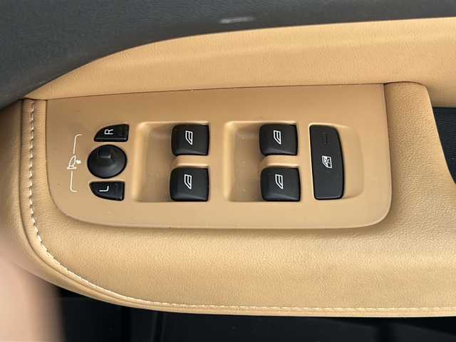 ボルボ ＸＣ６０ D4 AWD インスクリプション 岐阜県 2018(平30)年 5.9万km クリスタルホワイトP キャメルレザーシート/純正メーカーナビ(フルセグ、CD、BT、　　　　　　　　AppleCarPlay)/360度カメラ(バック、サイド、フロント)/前後ドラレコ/ルーフレール/パワーリアゲート/ETC/衝突被害軽減システム/レーダークルコン/レーンキープアシスト/ブラインドサポートモニター/ヘッドアップディスプレイ/クリアランスソナー/パワーシート(D/N)/シートヒーター(全席)/ベンチレーション(D/N)/LEDヘッドライト/オートハイビーム/オートライト/オートホールド/電動パーキングブレーキ/ISOFIX