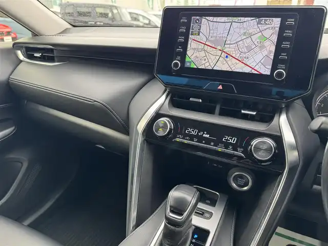 トヨタ ハリアー S 千葉県 2021(令3)年 3.4万km プレシャスブラックパール トヨタセーフティセンス/・プリクラッシュセーフティ/・レーンディパーチャーアラート/・レーダークルーズコントロール/・オートマチックハイビーム/純正ナビ/バックカメラ/AM/FM/BT/フルセグTV/前方ドライブレコーダー/ビルトインETC/革巻きステアリング/前後コーナーセンサー/ブレーキホールド/純正フロアマット/純正ドアバイザー/純正LEDヘッドライト/純正19インチAW/スマートキー/スペアキー1本/保証書・取説/R4・5・6記録簿