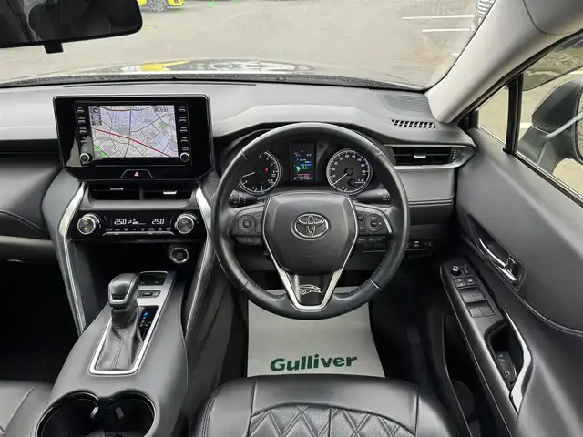 トヨタ ハリアー S 千葉県 2021(令3)年 3.4万km プレシャスブラックパール トヨタセーフティセンス/・プリクラッシュセーフティ/・レーンディパーチャーアラート/・レーダークルーズコントロール/・オートマチックハイビーム/純正ナビ/バックカメラ/AM/FM/BT/フルセグTV/前方ドライブレコーダー/ビルトインETC/革巻きステアリング/前後コーナーセンサー/ブレーキホールド/純正フロアマット/純正ドアバイザー/純正LEDヘッドライト/純正19インチAW/スマートキー/スペアキー1本/保証書・取説/R4・5・6記録簿