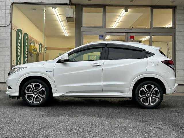 ホンダ ヴェゼル ハイブリッド Z ホンダセンシング 埼玉県 2017(平29)年 4.8万km ホワイトオーキッドパール 純正8インチナビ/【CD/DVD/フルセグ/Bluetooth】/衝突軽減ブレーキ/レーダークルーズコントロール/バックカメラ/ETC/シートヒーター/横滑り防止装置/アイドリングストップ/ハーフレザーシート/スペアキー