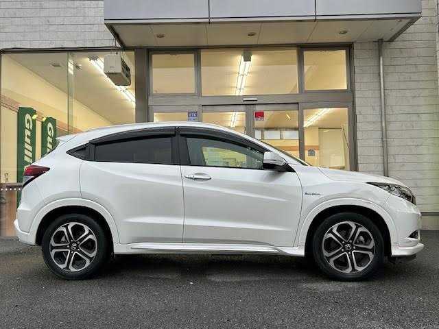 ホンダ ヴェゼル ハイブリッド Z ホンダセンシング 埼玉県 2017(平29)年 4.8万km ホワイトオーキッドパール 純正8インチナビ/【CD/DVD/フルセグ/Bluetooth】/衝突軽減ブレーキ/レーダークルーズコントロール/バックカメラ/ETC/シートヒーター/横滑り防止装置/アイドリングストップ/ハーフレザーシート/スペアキー