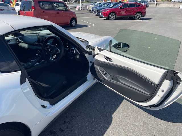 マツダ ロードスター ＲＦ S 静岡県 2021(令3)年 1.5万km スノーフレイクホワイトパールマイカ ●純正ナビ/(フルセグ/CD/DVD/Bluetooth/AUX)/●バックカメラ/●クルーズコントロール/●衝突被害軽減システム/●レーンキープアシスト/●後方パーキングセンサー/●LEDヘッドライト/●オートライト/●革巻きステアリング/●ステアリングスイッチ/●ETC/●前方ドライブレコーダー/●全席シートヒーター/●パドルシフト/●電動ルーフ/●スマートキー/●プッシュスタート/●純正フロアマット/●純正17インチアルミホイール/●ダブルSRS＋ABS/●保証書/●車両取扱説明書/●ナビ取扱説明書