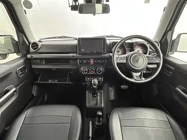スズキ ジムニー シエラ JC 道央・札幌 2021(令3)年 0.8万km ジャングルグリーン ・パートタイム４WD（高低二段切替式）/・カロッツェリア８V型メモリーナビ/　CD/DVD/SD/BT/フルセグTV/・ステアリングスイッチ/・バックカメラ/・ドライブレコーダー前後/・ビルトインETC/・BATTLEZリフトアップセット(35~40mm)/・BATTLEZリヤラテラルロッド/・RAYS TEAM DAYTONA製１６インチAW/・オープンカントリーM/Tタイヤ（ホワイトレター）/・積込 社外１６インチAW＆冬タイヤ（225/70R16 残9分山）/・MBRO製LEDサンダーテールランプキット（シーケンシャル）/・SHOWA GARAGE製/　LEDフロントウィンカーランプ TYPE2 スモーク/　LEDサイドマーカー TYPE1 スモーク/インナーブラック/・純正革調シートカバー/・純正フロアマット/・デュアルカメラブレーキサポート/　衝突軽減ブレーキ/　レーンキープアシスト/　レーダークルーズコントロール/・横滑り防止装置/・ABS/・ダウンヒルアシストコントロール/・オートマチックハイビーム/・オートライト/・LEDヘッドライト/・フォグランプ/・ヘッドランプウォッシャー/・ドアミラーウィンカー/・D+N席シートヒーター/・プッシュスタート/・スマートキー/・スペアキー/・取/保