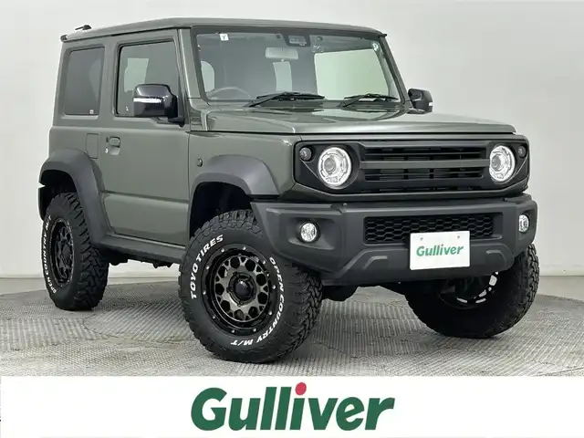 スズキ ジムニー シエラ JC 道央・札幌 2021(令3)年 0.8万km ジャングルグリーン ・パートタイム４WD（高低二段切替式）/・カロッツェリア８V型メモリーナビ/　CD/DVD/SD/BT/フルセグTV/・ステアリングスイッチ/・バックカメラ/・ドライブレコーダー前後/・ビルトインETC/・BATTLEZリフトアップセット(35~40mm)/・BATTLEZリヤラテラルロッド/・RAYS TEAM DAYTONA製１６インチAW/・オープンカントリーM/Tタイヤ（ホワイトレター）/・積込 社外１６インチAW＆冬タイヤ（225/70R16 残9分山）/・MBRO製LEDサンダーテールランプキット（シーケンシャル）/・SHOWA GARAGE製/　LEDフロントウィンカーランプ TYPE2 スモーク/　LEDサイドマーカー TYPE1 スモーク/インナーブラック/・純正革調シートカバー/・純正フロアマット/・デュアルカメラブレーキサポート/　衝突軽減ブレーキ/　レーンキープアシスト/　レーダークルーズコントロール/・横滑り防止装置/・ABS/・ダウンヒルアシストコントロール/・オートマチックハイビーム/・オートライト/・LEDヘッドライト/・フォグランプ/・ヘッドランプウォッシャー/・ドアミラーウィンカー/・D+N席シートヒーター/・プッシュスタート/・スマートキー/・スペアキー/・取/保