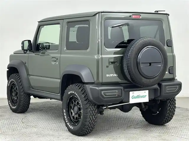 スズキ ジムニー シエラ JC 道央・札幌 2021(令3)年 0.8万km ジャングルグリーン ・パートタイム４WD（高低二段切替式）/・カロッツェリア８V型メモリーナビ/　CD/DVD/SD/BT/フルセグTV/・ステアリングスイッチ/・バックカメラ/・ドライブレコーダー前後/・ビルトインETC/・BATTLEZリフトアップセット(35~40mm)/・BATTLEZリヤラテラルロッド/・RAYS TEAM DAYTONA製１６インチAW/・オープンカントリーM/Tタイヤ（ホワイトレター）/・積込 社外１６インチAW＆冬タイヤ（225/70R16 残9分山）/・MBRO製LEDサンダーテールランプキット（シーケンシャル）/・SHOWA GARAGE製/　LEDフロントウィンカーランプ TYPE2 スモーク/　LEDサイドマーカー TYPE1 スモーク/インナーブラック/・純正革調シートカバー/・純正フロアマット/・デュアルカメラブレーキサポート/　衝突軽減ブレーキ/　レーンキープアシスト/　レーダークルーズコントロール/・横滑り防止装置/・ABS/・ダウンヒルアシストコントロール/・オートマチックハイビーム/・オートライト/・LEDヘッドライト/・フォグランプ/・ヘッドランプウォッシャー/・ドアミラーウィンカー/・D+N席シートヒーター/・プッシュスタート/・スマートキー/・スペアキー/・取/保