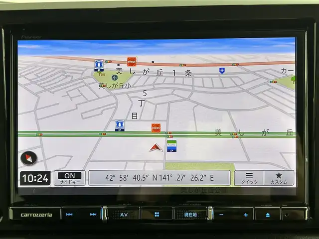 スズキ ジムニー シエラ JC 道央・札幌 2021(令3)年 0.8万km ジャングルグリーン ・パートタイム４WD（高低二段切替式）/・カロッツェリア８V型メモリーナビ/　CD/DVD/SD/BT/フルセグTV/・ステアリングスイッチ/・バックカメラ/・ドライブレコーダー前後/・ビルトインETC/・BATTLEZリフトアップセット(35~40mm)/・BATTLEZリヤラテラルロッド/・RAYS TEAM DAYTONA製１６インチAW/・オープンカントリーM/Tタイヤ（ホワイトレター）/・積込 社外１６インチAW＆冬タイヤ（225/70R16 残9分山）/・MBRO製LEDサンダーテールランプキット（シーケンシャル）/・SHOWA GARAGE製/　LEDフロントウィンカーランプ TYPE2 スモーク/　LEDサイドマーカー TYPE1 スモーク/インナーブラック/・純正革調シートカバー/・純正フロアマット/・デュアルカメラブレーキサポート/　衝突軽減ブレーキ/　レーンキープアシスト/　レーダークルーズコントロール/・横滑り防止装置/・ABS/・ダウンヒルアシストコントロール/・オートマチックハイビーム/・オートライト/・LEDヘッドライト/・フォグランプ/・ヘッドランプウォッシャー/・ドアミラーウィンカー/・D+N席シートヒーター/・プッシュスタート/・スマートキー/・スペアキー/・取/保