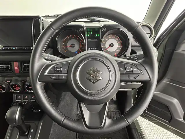 スズキ ジムニー シエラ JC 道央・札幌 2021(令3)年 0.8万km ジャングルグリーン ・パートタイム４WD（高低二段切替式）/・カロッツェリア８V型メモリーナビ/　CD/DVD/SD/BT/フルセグTV/・ステアリングスイッチ/・バックカメラ/・ドライブレコーダー前後/・ビルトインETC/・BATTLEZリフトアップセット(35~40mm)/・BATTLEZリヤラテラルロッド/・RAYS TEAM DAYTONA製１６インチAW/・オープンカントリーM/Tタイヤ（ホワイトレター）/・積込 社外１６インチAW＆冬タイヤ（225/70R16 残9分山）/・MBRO製LEDサンダーテールランプキット（シーケンシャル）/・SHOWA GARAGE製/　LEDフロントウィンカーランプ TYPE2 スモーク/　LEDサイドマーカー TYPE1 スモーク/インナーブラック/・純正革調シートカバー/・純正フロアマット/・デュアルカメラブレーキサポート/　衝突軽減ブレーキ/　レーンキープアシスト/　レーダークルーズコントロール/・横滑り防止装置/・ABS/・ダウンヒルアシストコントロール/・オートマチックハイビーム/・オートライト/・LEDヘッドライト/・フォグランプ/・ヘッドランプウォッシャー/・ドアミラーウィンカー/・D+N席シートヒーター/・プッシュスタート/・スマートキー/・スペアキー/・取/保