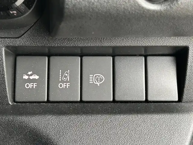 スズキ ジムニー シエラ JC 道央・札幌 2021(令3)年 0.8万km ジャングルグリーン ・パートタイム４WD（高低二段切替式）/・カロッツェリア８V型メモリーナビ/　CD/DVD/SD/BT/フルセグTV/・ステアリングスイッチ/・バックカメラ/・ドライブレコーダー前後/・ビルトインETC/・BATTLEZリフトアップセット(35~40mm)/・BATTLEZリヤラテラルロッド/・RAYS TEAM DAYTONA製１６インチAW/・オープンカントリーM/Tタイヤ（ホワイトレター）/・積込 社外１６インチAW＆冬タイヤ（225/70R16 残9分山）/・MBRO製LEDサンダーテールランプキット（シーケンシャル）/・SHOWA GARAGE製/　LEDフロントウィンカーランプ TYPE2 スモーク/　LEDサイドマーカー TYPE1 スモーク/インナーブラック/・純正革調シートカバー/・純正フロアマット/・デュアルカメラブレーキサポート/　衝突軽減ブレーキ/　レーンキープアシスト/　レーダークルーズコントロール/・横滑り防止装置/・ABS/・ダウンヒルアシストコントロール/・オートマチックハイビーム/・オートライト/・LEDヘッドライト/・フォグランプ/・ヘッドランプウォッシャー/・ドアミラーウィンカー/・D+N席シートヒーター/・プッシュスタート/・スマートキー/・スペアキー/・取/保