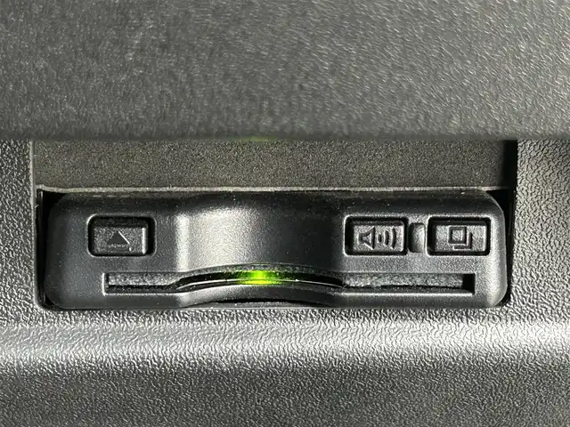 スズキ ジムニー シエラ JC 道央・札幌 2021(令3)年 0.8万km ジャングルグリーン ・パートタイム４WD（高低二段切替式）/・カロッツェリア８V型メモリーナビ/　CD/DVD/SD/BT/フルセグTV/・ステアリングスイッチ/・バックカメラ/・ドライブレコーダー前後/・ビルトインETC/・BATTLEZリフトアップセット(35~40mm)/・BATTLEZリヤラテラルロッド/・RAYS TEAM DAYTONA製１６インチAW/・オープンカントリーM/Tタイヤ（ホワイトレター）/・積込 社外１６インチAW＆冬タイヤ（225/70R16 残9分山）/・MBRO製LEDサンダーテールランプキット（シーケンシャル）/・SHOWA GARAGE製/　LEDフロントウィンカーランプ TYPE2 スモーク/　LEDサイドマーカー TYPE1 スモーク/インナーブラック/・純正革調シートカバー/・純正フロアマット/・デュアルカメラブレーキサポート/　衝突軽減ブレーキ/　レーンキープアシスト/　レーダークルーズコントロール/・横滑り防止装置/・ABS/・ダウンヒルアシストコントロール/・オートマチックハイビーム/・オートライト/・LEDヘッドライト/・フォグランプ/・ヘッドランプウォッシャー/・ドアミラーウィンカー/・D+N席シートヒーター/・プッシュスタート/・スマートキー/・スペアキー/・取/保